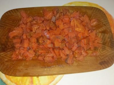 Rūkyta upėtakio salotos „Raudonoji jūra“ Žingsnis 1