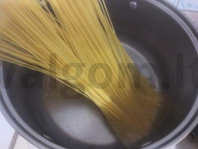 Spagečiai grietinėlės padaže su bekonu Žingsnis 7