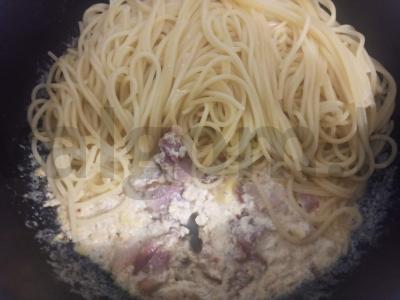 Spagečiai grietinėlės padaže su bekonu Žingsnis 8