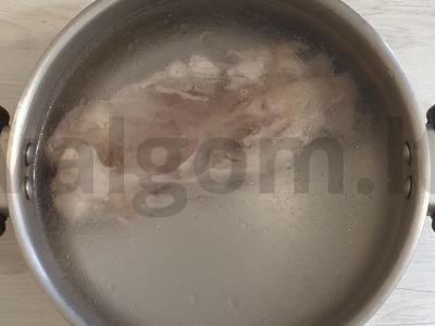 Vištienos sultinys su žolelėmis ir kiaušiniu Žingsnis 1