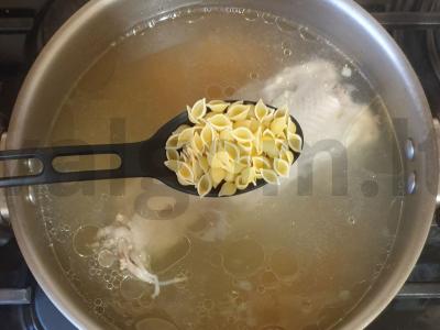 Vištienos sultinys su žolelėmis ir kiaušiniu Žingsnis 5