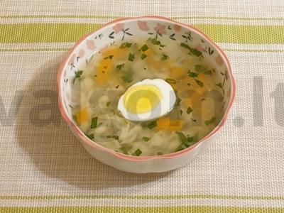 Vištienos sultinys su žolelėmis ir kiaušiniu pagrindine nuotrauka