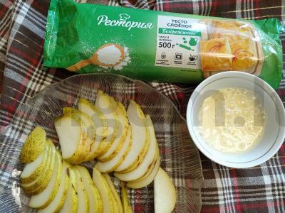 Sluoksniuota tešla su kriaušėmis ir varškės sūriu Žingsnis 1