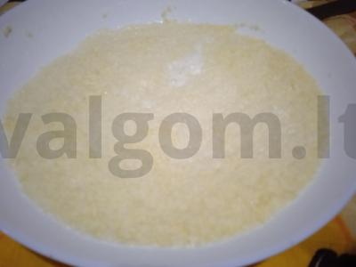 Pieninis kuskusas su persimonu, feijoa, džiovintais slyvomis, kokosų aliejumi ir medumi Žingsnis 1