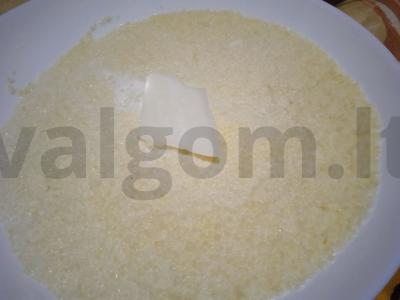 Pieninis kuskusas su persimonu, feijoa, džiovintais slyvomis, kokosų aliejumi ir medumi Žingsnis 2