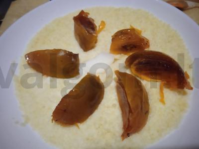 Pieninis kuskusas su persimonu, feijoa, džiovintais slyvomis, kokosų aliejumi ir medumi Žingsnis 3