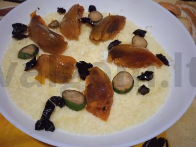 Pieninis kuskusas su persimonu, feijoa, džiovintais slyvomis, kokosų aliejumi ir medumi pagrindine nuotrauka