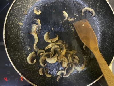 Risotto su pievagrybiais grietinėlės padaže Žingsnis 2