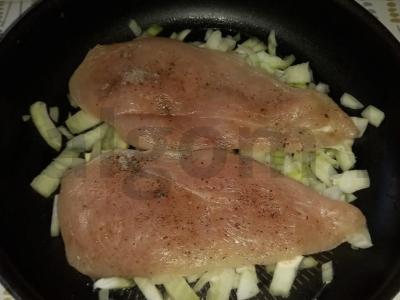 Vištienos filė svogūnų apvalkale po sūrio plutele Žingsnis 5