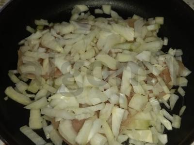 Vištienos filė svogūnų apvalkale po sūrio plutele Žingsnis 6