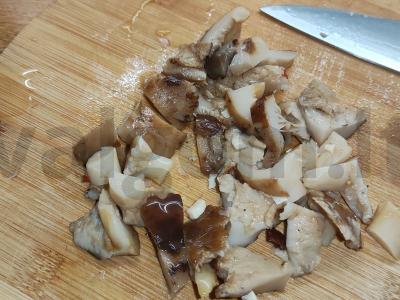 Marinuotų kopūstų salotos su grybais drakono pavidalu Žingsnis 3