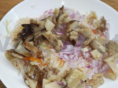 Marinuotų kopūstų salotos su grybais drakono pavidalu Žingsnis 4