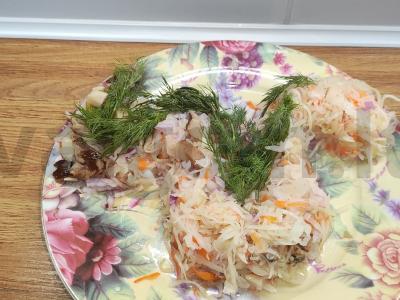 Marinuotų kopūstų salotos su grybais drakono pavidalu Žingsnis 6