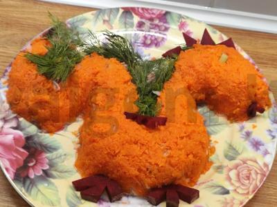 Marinuotų kopūstų salotos su grybais drakono pavidalu pagrindine nuotrauka