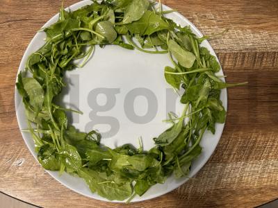 Salotas su rukola ir persimonu „Kalėdų vainikas“ Žingsnis 2