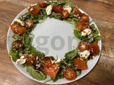 Salotas su rukola ir persimonu „Kalėdų vainikas“ Žingsnis 7