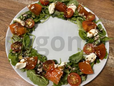 Salotas su rukola ir persimonu „Kalėdų vainikas“ pagrindine nuotrauka