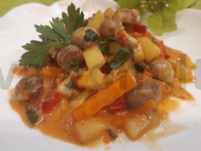 Daržovių troškinys su grybais pagrindine nuotrauka