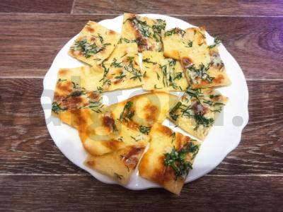 Paplotėlis su kreminiu sūriu, žolelėmis ir česnaku pagrindine nuotrauka