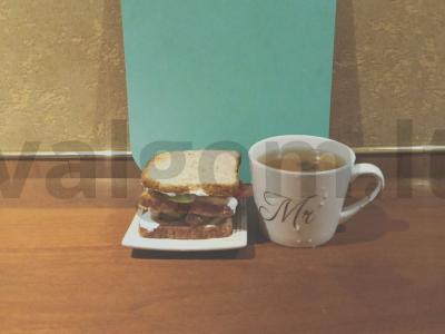 Karštas sumuštinis su vištiena ir graikišku jogurtu pagrindine nuotrauka