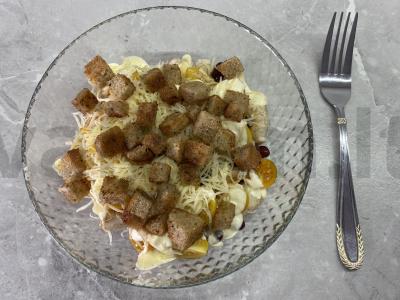 Vištienos salotas su raudonaisiais pupelėmis ir skrudinta duona pagrindine nuotrauka