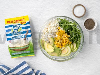 Žalias salotas su kukurūzais, varške ir obuoliu Žingsnis 4