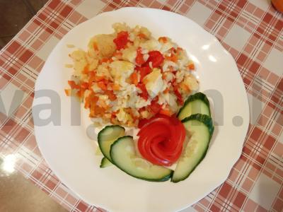 Plovas „Nauda“ su vištiena ir daržovėmis pagrindine nuotrauka