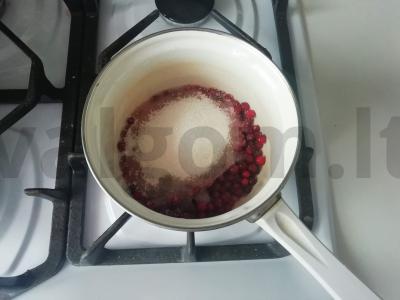 Varškės sūreliai su spanguolėmis Žingsnis 1