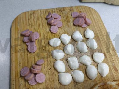 Karšti sumuštiniai su mocarela ir dešrelėmis Žingsnis 2