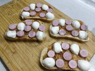 Karšti sumuštiniai su mocarela ir dešrelėmis Žingsnis 3