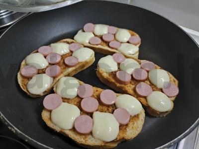 Karšti sumuštiniai su mocarela ir dešrelėmis Žingsnis 4