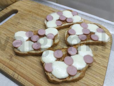 Karšti sumuštiniai su mocarela ir dešrelėmis pagrindine nuotrauka