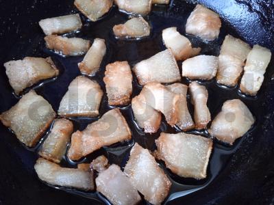 Keptas bulves su kiaulienos skruostais Žingsnis 1