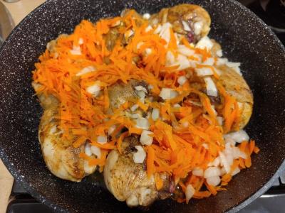 Vištienos blauzdelės su padažu keptuvėje Žingsnis 4