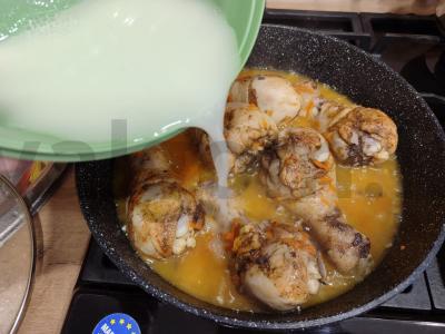 Vištienos blauzdelės su padažu keptuvėje Žingsnis 6