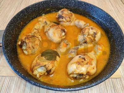 Vištienos blauzdelės su padažu keptuvėje pagrindine nuotrauka