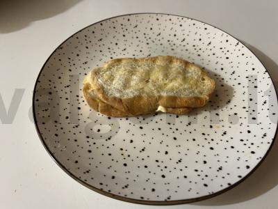 Skani sumuštinis folijoje su dešrainių sūriu pagrindine nuotrauka