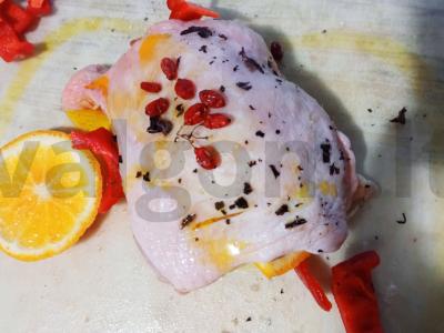 Kvapnus šlaunelis, keptas su apelsinu, paprikomis ir barbaru Žingsnis 2