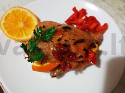 Kvapnus šlaunelis, keptas su apelsinu, paprikomis ir barbaru pagrindine nuotrauka