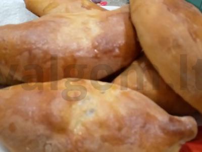 Greiti pyragėliai su raudonąja kopūstu pagrindine nuotrauka