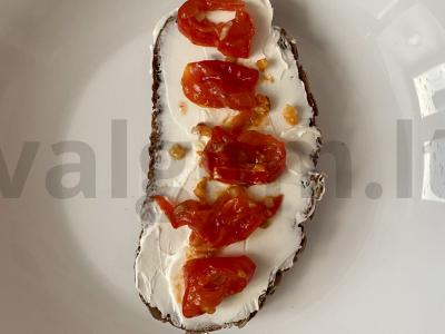 Brusketa su varškės sūriu, keptais pomidorais ir bekonu Žingsnis 4