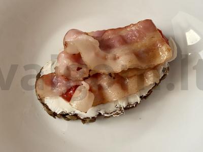 Brusketa su varškės sūriu, keptais pomidorais ir bekonu Žingsnis 5