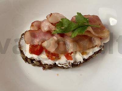 Brusketa su varškės sūriu, keptais pomidorais ir bekonu pagrindine nuotrauka