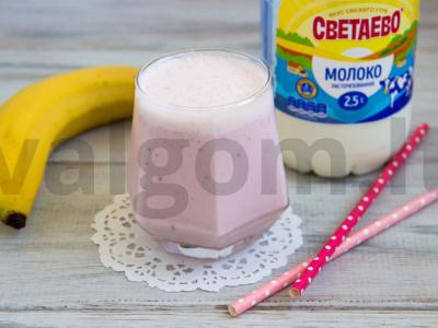 Pieno kokteilis su raudonuoju matcha arbata pagrindine nuotrauka