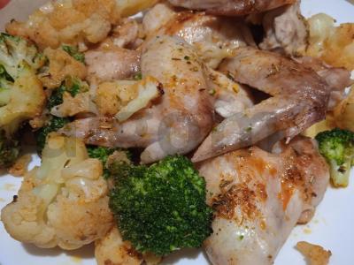 Vištienos sparneliai su mandarinų aromatu, kepti su žiediniais kopūstais ir brokoliais pagrindine nuotrauka