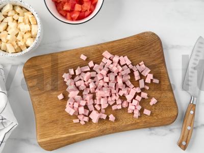 Salotas su rūkytos dešros sūriu Žingsnis 1