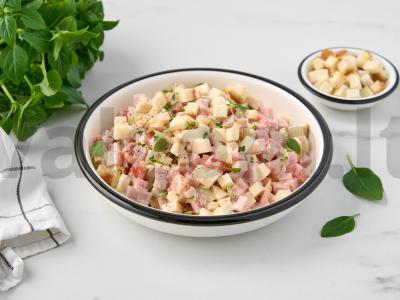 Salotas su rūkytos dešros sūriu pagrindine nuotrauka