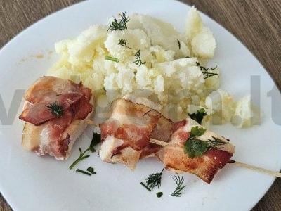 Vištiena su šonine ant iešmo pagrindine nuotrauka