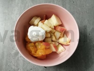 Vaisių salotos su varške ir sultimis Žingsnis 4