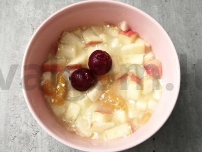 Vaisių salotos su varške ir sultimis pagrindine nuotrauka